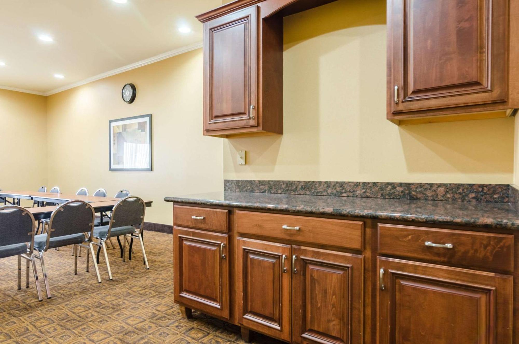 Comfort Suites Salina South מראה חיצוני תמונה
