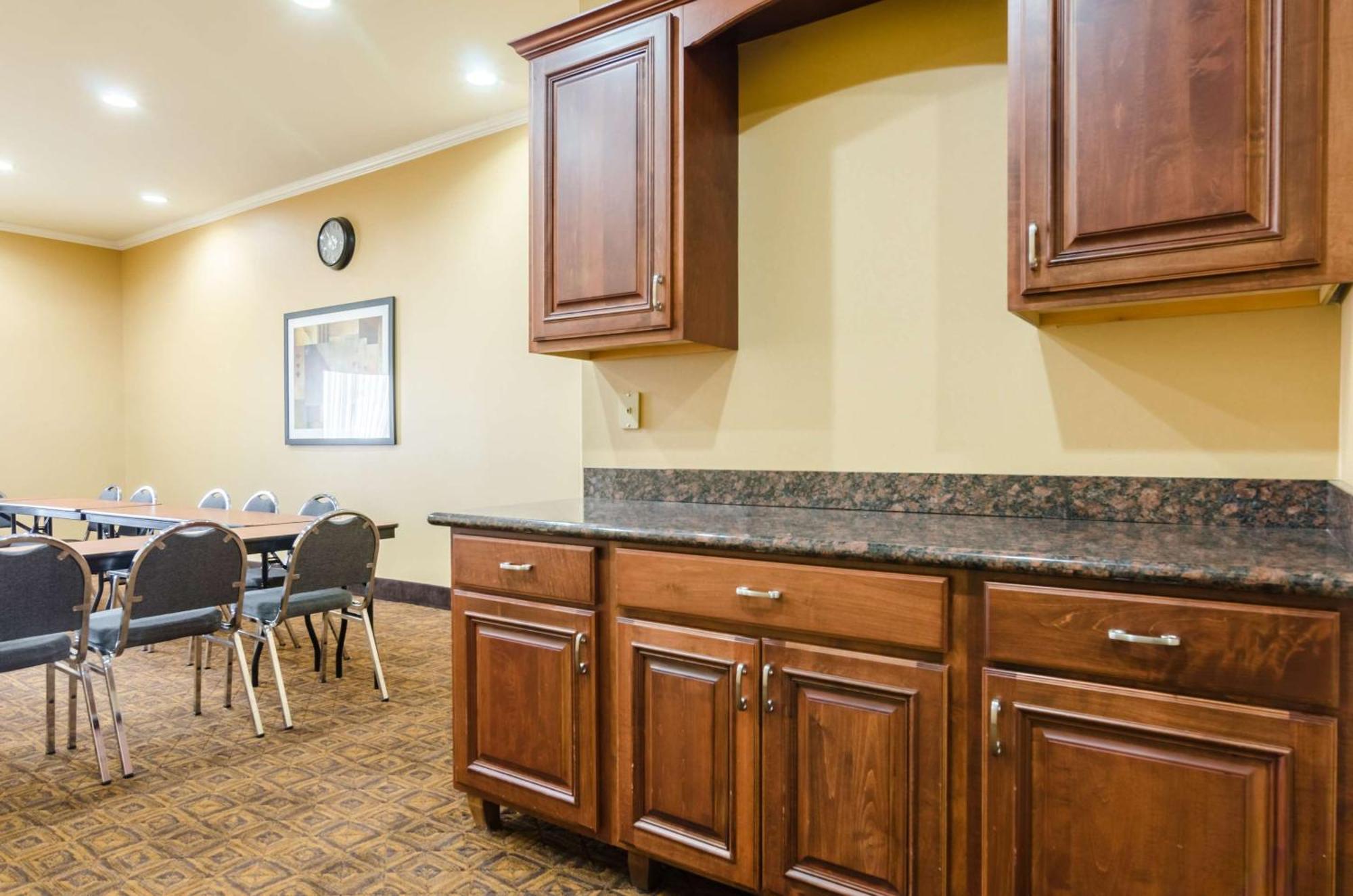 Comfort Suites Salina South מראה חיצוני תמונה
