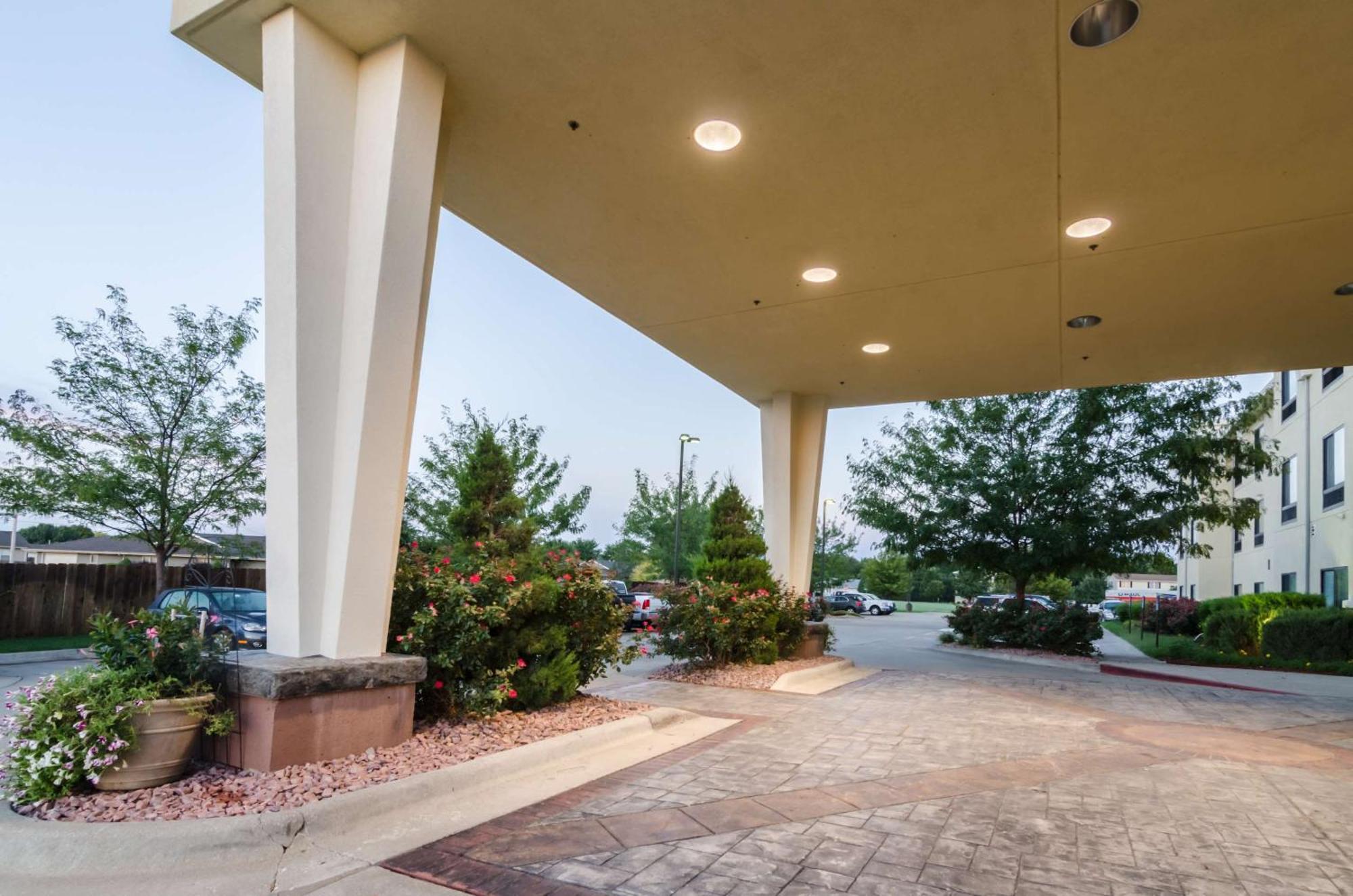 Comfort Suites Salina South מראה חיצוני תמונה